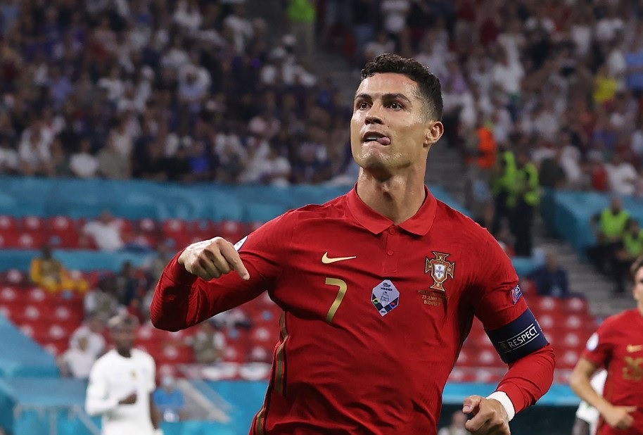 Cristiano Ronaldo se torna o jogador de futebol mais bem pago de