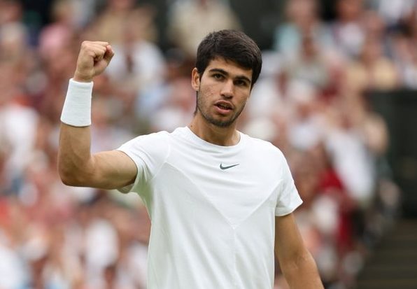 Carlos Alcaraz bate Djokovic em batalha na grama de Wimbledon e