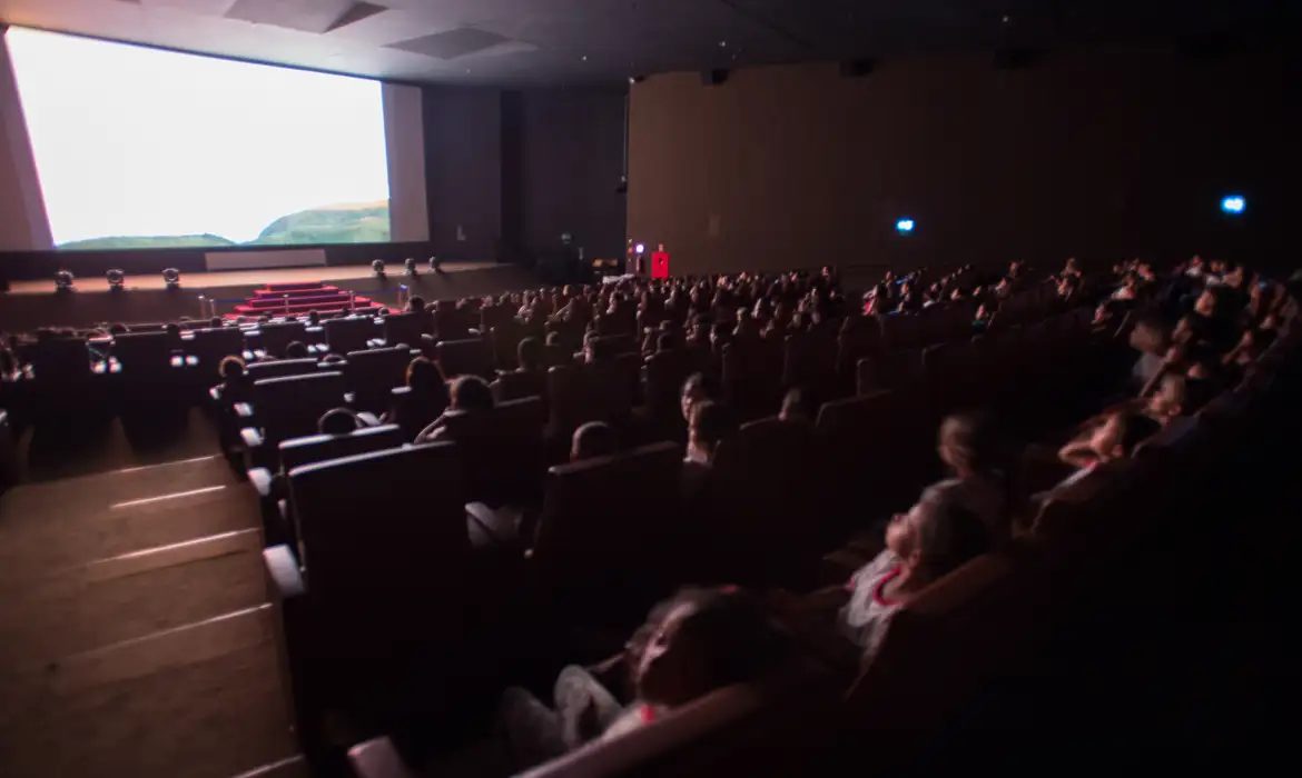 Senado aprova lei de cotas para filmes nacionais em cinemas por 10 anos -  Rádio Pampa