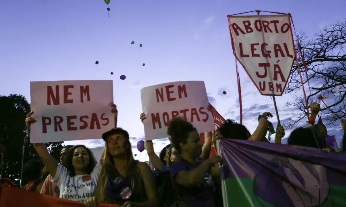 Pena prevista no projeto de lei antiaborto pode ser até 10 vezes maior do que a do infanticídio - Rádio Pampa